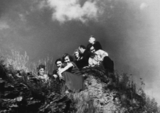 Siedzą od lewej: Wanda Cejko, Edmund Weber, Anna Szyszko, Barbara Dudycz, Karol Prass, Stanisław Kiałka, Leon Tejwan.