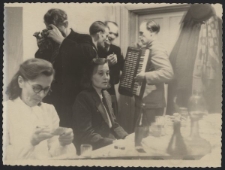 Spotkanie świąteczne, od lewej siedzą: Bronisława Kutiuk, Anna Szyszko, z aparatem stoi Bernard Grzywacz, za nim NN, Franciszek Sitnik, NN.
