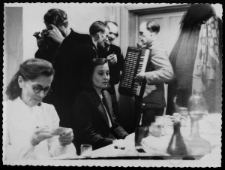 Spotkanie świąteczne, od lewej siedzą: Bronisława Kutiuk, Anna Szyszko, z aparatem stoi Bernard Grzywacz, za nim NN, Franciszek Sitnik, NN.