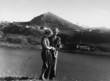 Anna Szyszko i Bernard Grzywacz nad rzeką Workutą, w tle hałda kopalni.