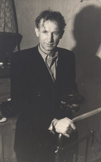 Bernard Grzywacz z aparatem fotograficznym.