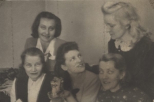 Siedzą od lewej: Barbara Dudycz, Wanda Cejko, Bronisława Kutiuk, z tyłu: Anna Szyszko i Czesława Hnatów.