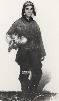 Więzień łagru w Krasnodonie Włodzimierz Gołobów, na czapce i nogawce spodni numer obozowy, fotografia wykonana po powrocie z łagru.