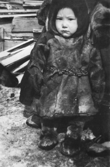 Nienieckie dziecko w futerku.