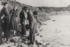 Wizyta sierżanta Wojska Polskiego Witolda Witkowskiego, w środku stoi Bronisława Kutiuk. "Poruszał się swobodnie po wszystkich obozach i kopalniach, co było trudne nawet dla sowieckich obywateli. Podobno poszukiwał brata. Spotykał się z nami w różnych rejonach tundry. Jeżeli wysłano go z kraju, to prawdopodobnie do niego wrócił, ale w gazetach o tym co widział i od nas słyszał nie było ani słowa".