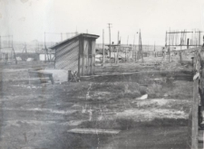 Parkany przy torach kolejowych chroniące przed nawiewaniem śniegu.