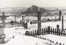 Groby na jednym z wielu cmentarzy w rejonie Workuty, w tle hałda kopalni.