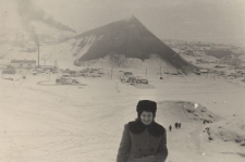 Anna Szyszko na tle zabudowań Workuty, widok od strony tundry.
