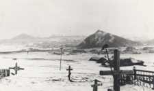 Jeden z cmentarzy w rejonie Workuty, krzyże i ogrodzenia zostały postawione przez więźniów, którym udało się przeżyć.