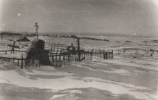 Ogrodzone groby na jednym z licznych cmentarzy w okolicach Workuty.