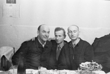 Polacy zwolnieni z łagr&oacute;w, siedzą od lewej: Karol Prass, Bernard Grzywacz, NN.