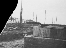 Baraki i ogrodzenia chroniące zimą przed nawiewaniem śniegu.