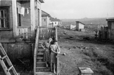 Bronisława Kutiuk (od lewej) i Wanda Cejko po zwolnieniu z łagru.