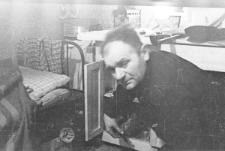 Polak zwolniony z sowieckich łagrów w baraku obozowym, w których mieszkali więźniowie po wyjściu na półwolność.