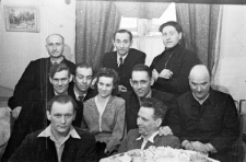 Grupa Polak&oacute;w zwolnionych z łagr&oacute;w, w drugim rzędzie siedzą od lewej: Olgierd Zarzycki, NN, Natalia Zarzycka (z domu Odyńska), Kazimierz Jankowski, Karol Prass; stoją od prawej: Jankowski (imię nieznane), Kaczorowski (imię nieznane).