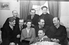 Grupa zesłańców, siedzą od lewej: Olgierd Zarzycki, NN, Natalia Zarzycka (z domu Odyńska), Kazimierz Jankowski, Karol Prass; stoją od prawej: Jankowski (imię nieznane), Kaczorowski (imię nieznane).