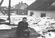 Edmund Weber, w tle domy.