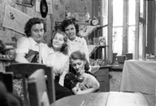 Polki po zwolnieniu z łagrów, siedzą od lewej: Anna Szyszko, Barbara Dudycz, Tamara Ochromienko, Bronisława Kutiuk (z kotem).