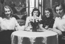 Polki po zwolnieniu z łagru, siedzą od lewej: Barbara Dudycz, Tamara Ochromienko, Bronisława Kutiuk (z kotem), Anna Szyszko.