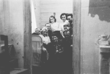 Polacy po zwolnieniu z łagrów, siedzą na łóżku: NN, Czesława Hnatów, Franciszek Sitnik, stoją: Barbara Dudycz i Anna Szyszko, z prawej od góry: Kazimierz Jankowski, Bronisława Kutiuk, NN, na dole w środku Wanda Cejko.