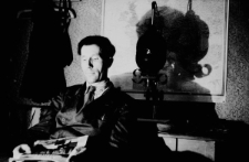 W ciemni fotograficznej Bernarda Grzywacza.