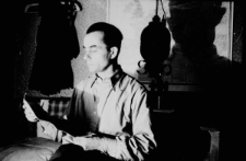 Leon Tejwan w ciemni fotograficznej Bernarda Grzywacza, z tyłu stoi powiększalnik.