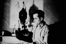 Leon Tejwan w ciemni forograficznej Bernarda Grzywacza.