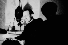 Ciemnia fotograficzna Bernarda Grzywacza w baraku, w kt&oacute;rym mieszkali zaprzyjaźnieni Estończycy, na pierwszym planie mężczyzna NN.