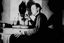 Mężczyzna NN w ciemni fotograficznej Bernarda Grzywacza urządzonej w baraku zamieszkanym przez Estończyków.