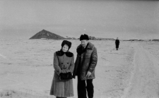 Anna Szyszko i Bernard Grzywacz, z tyłu na nartach Czesława Hnat&oacute;w, w tle hałda kopalni.