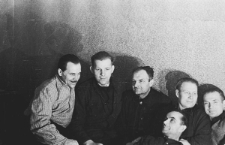 Polacy i Estończycy zwolnieni z łagr&oacute;w, siedzą od lewej: NN, Hans Kauber, Jurij Rosenberg, NN, NN, na dole Leon Tejwan.