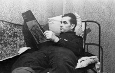 Leon Tejwan po zwolnieniu z łagru z egzemplarzem przysyłanego z kraju pisma "Świat".