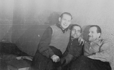 Polacy i Estończycy po zwolnieniu z łagr&oacute;w, w środku Leon Tejwan.