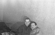 Więźniowie zwolnieni z łagr&oacute;w, z lewej siedzi Leon Tejwan.