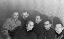 Polacy i Estończycy zwolnieni z łagr&oacute;w, na g&oacute;rze od lewej: NN, Hans Kauber, Jurij Rosenberg, Leon Tejwan, NN.
