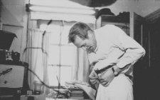 Ubierający się mężczyzna, były więzień łagrów po zwolnieniu na półwolność.