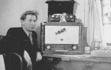 Bernard Grzywacz przy radioodbiorniku.