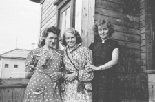 Polki zwolnione z łagrów, stoją od lewej: Wanda Cejko, Barbara Dudycz, Anna Szyszko.