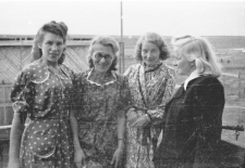 Polki zwolnione z łagrów, stoją od lewej: Wanda Cejko, Bronisława Kutiuk, Barbara Dudycz, Czesława Hnatów.