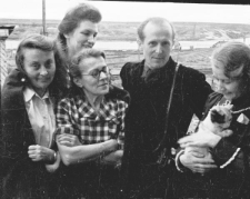 Polacy zwolnieni z łagrów, stoją od lewej: Anna Szyszko, Wanda Cejko (z tyłu), Bronisława Kutiuk, Franciszek Sitnik, Barbara Dudycz (z kotem).