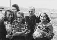 Polacy zwolnieni z łagrów, stoją od lewej: Anna Szyszko, Wanda Cejko (z tyłu), Bronisława Kutiuk, Franciszek Sitnik, Barbara Dudycz (z kotem).