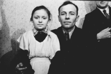 Mężczyzna z dziewczynką.