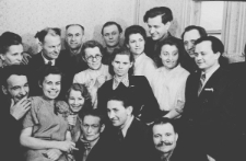 Polacy zwolnieni z łagr&oacute;w, na zdjęciu m.in. Bronisława Kutiuk, Wanda Cejko, Anna Szyszko (w białych bluzkach), na dole od lewej: Władysław Bajdak, Wanda Kozłowska, Barbara Dudycz, Witold Augusewicz, Edmund Weber, za nim stoi Jadwiga Ambroziewicz (Augusewicz), Stanisław Gackiewicz, z tyłu stoją: trzeci od lewej - Bek, NN, J&oacute;zef Zwinogrodzki, Czesław Wasilewski (?).