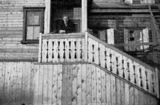 Na ganku domu stoi Bernard Grzywacz.