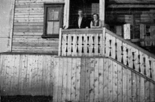 Bernard Grzywacz i kobieta NN na schodach domu.