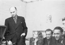 Przy gramofonie stoi Paweł Świetlikowski, siedzą od lewej: Barbara Dudycz, NN, Kazimierz Jankowski, Anna Szyszko.