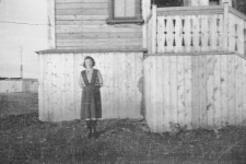 Kobieta NN przed domem.