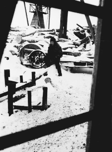 Bernard Grzywacz na placu drzewnym przy kopalni nr 1.