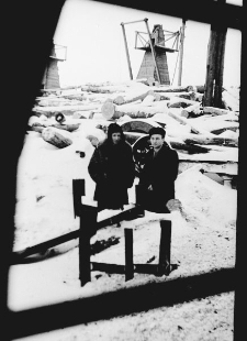 Bernard Grzywacz z kolegą na placu drzewnym przy kopalni nr 1.