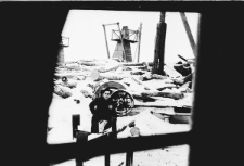 Kopalnia nr 1, plac drzewny. "Każda kopalnia miała plac drzewny kopalniaków na stemple. Drewno na nim tworzyło jedną zbitą masę ze śniegiem i lodem, z której górnicy musieli codziennie przed zejściem do kopalni wyciągać drewno na stemple. Była to dodatkowa praca".